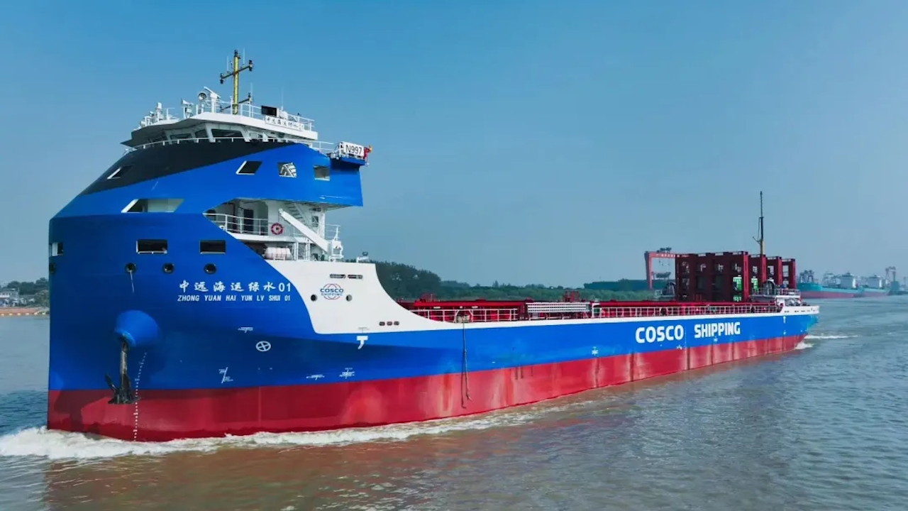 In Cina  stata varata una nave portacontainer elettrica da oltre 10.000 tonnellate e con batteria da 50.000 kWh